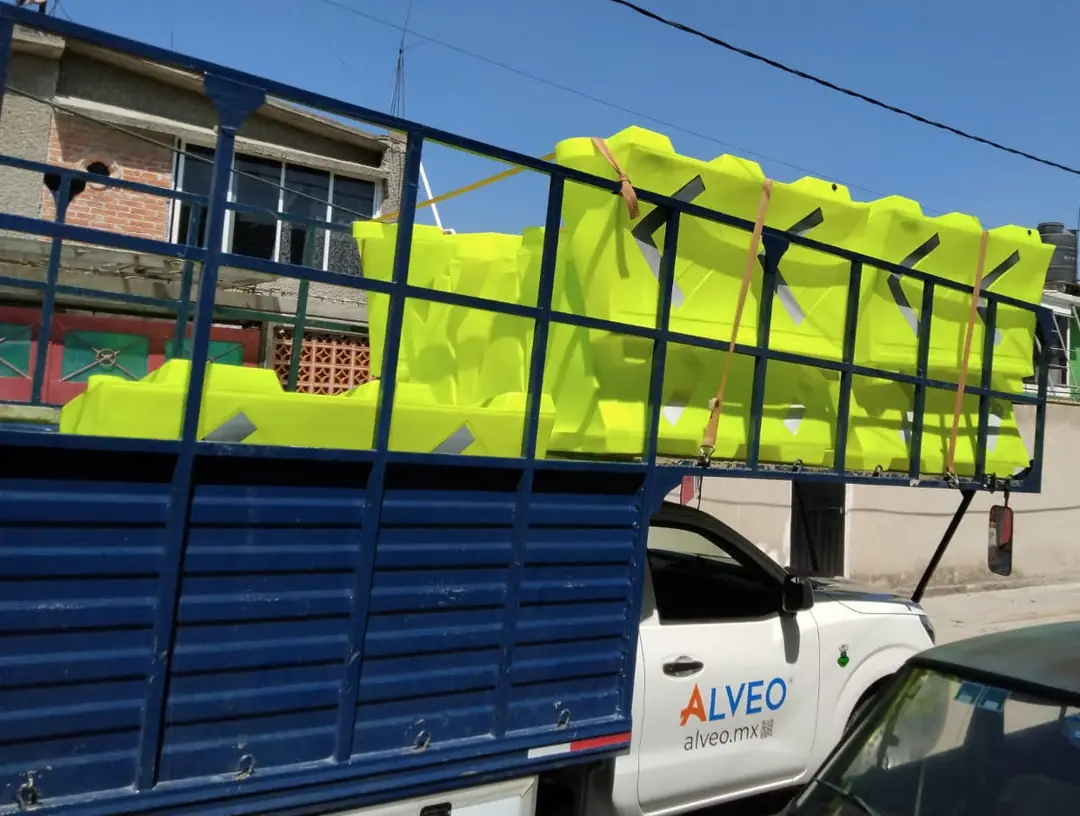 Camioneta de Alveo cargada de Barreras Ray verde limón con flechas reflejantes